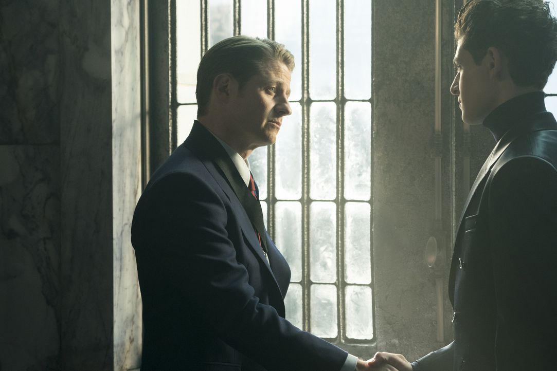 James Gordon (Ben McKenzie, l.); Bruce Wayne alias Batman (David Mazouz, r.) - Bildquelle: Barbara Nitke 2019 Fox Media LLC / Barbara Nitke
