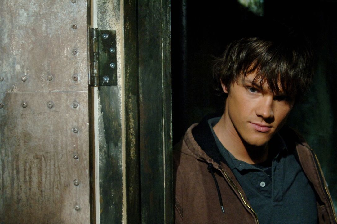 Während Sam (Jared Padalecki) und Dean die Hintergründe des Verschwindens von vier Collegestudenten untersuchen, bringen sie die Geister der gequält... - Bildquelle: Warner Bros. Television