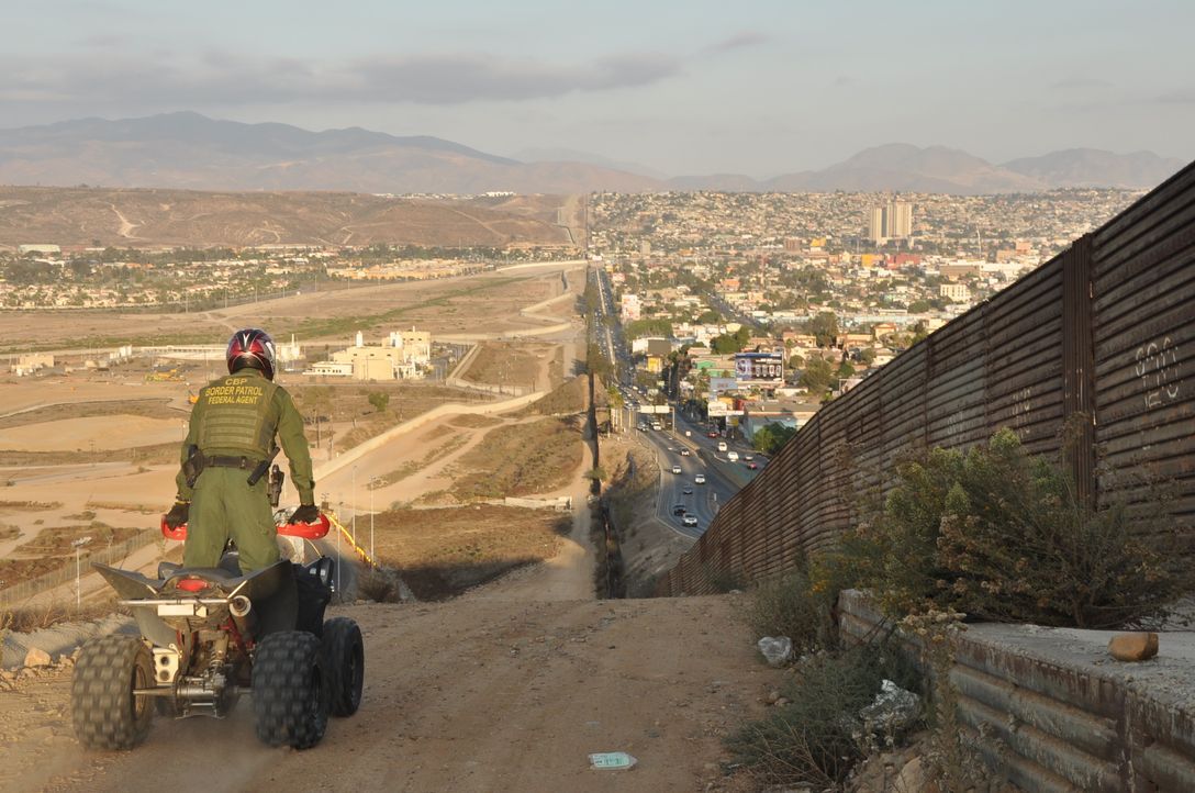 Diese Serie begleitet Grenzpolizisten im Einsatz zwischen den USA und Mexiko... - Bildquelle: © 2015 National Geographic Partners, LLC.  All rights reserved.