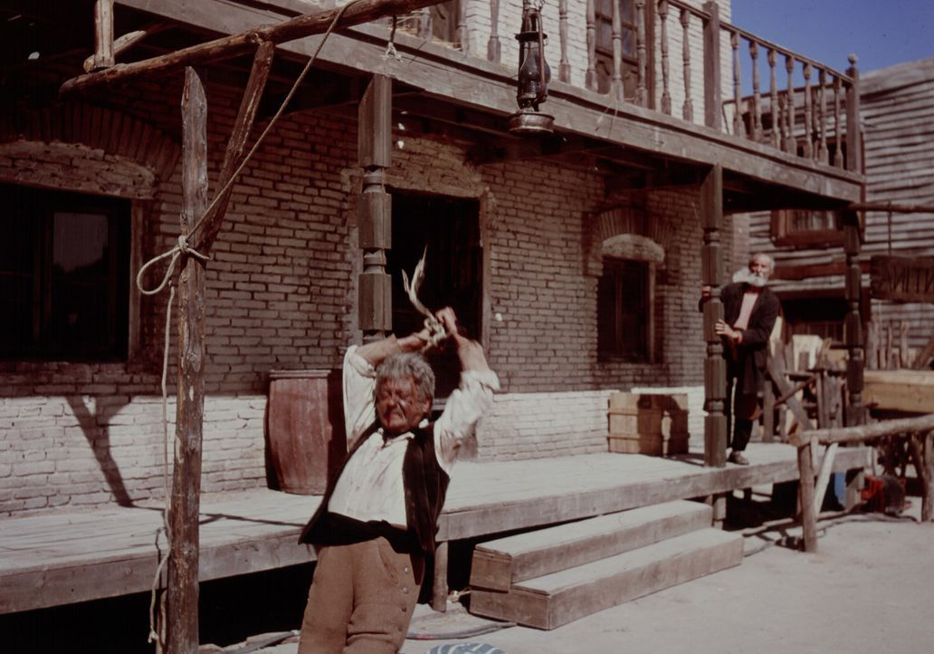 In der kleinen Stadt San Miguel wird Salonbesitzer Silvanito (Pepe Calvo) Opfer einer Gangsterbande . - Bildquelle: United Artists