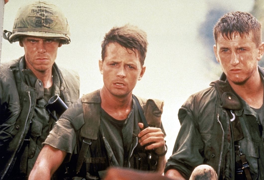 Nahezu schutzlos sind die Soldaten Clark (Don Harvey, l.), Eriksson (Michael J. Fox, M.) und Meserve (Sean Penn, r.) dem grausamen Vietnam-Krieg aus... - Bildquelle: Columbia Pictures