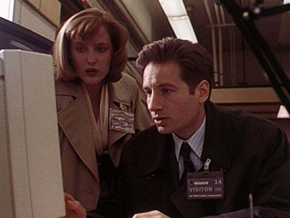 Bei ihren Ermittlungen stoßen Scully (Gillian Anderson, l.) und Mulder (David Duchovny, r.) auf die Computerdateien eines vor sechs Monaten verstorb... - Bildquelle: TM +   Twentieth Century Fox Film Corporation. All Rights Reserved.