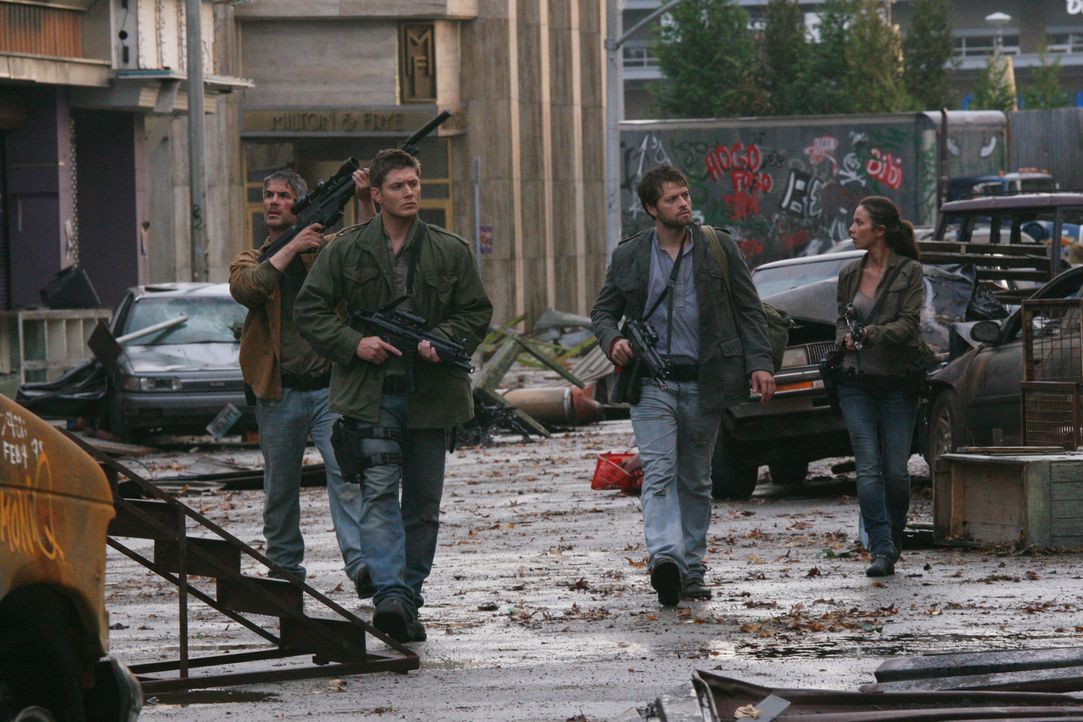 Im Kampf gegen das Böse: Castiel (Misha Collins, 2.v.r.) und Dean (Jensen Ackles, 2.v.l.) ... - Bildquelle: Warner Bros. Television