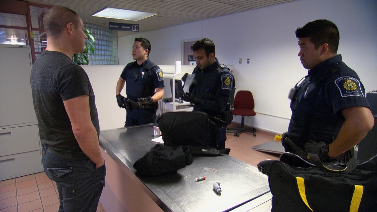 Nicht immer angenehm: Die Arbeit der Grenzbeamten bei ihrer täglichen Arbeit beim Zoll ... - Bildquelle: Force Four Entertainment / BST Media 2 Inc.