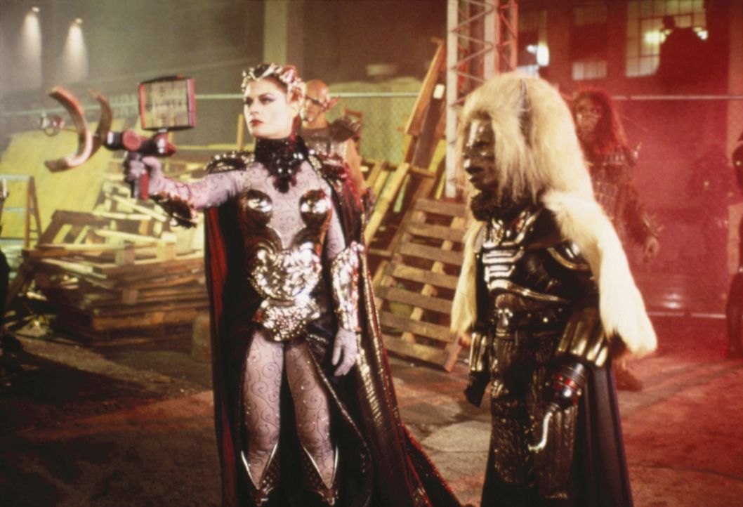 Als Skeletor den fehlenden kosmischen Schlüssel auf der Erde anpeilt, schickt er die böse Evil-Lin (Meg Foster, l.) zusammen mit Blade (Anthony DeLo... - Bildquelle: CANNON FILMS INC. AND CANNON INTERNATIONAL B. V
