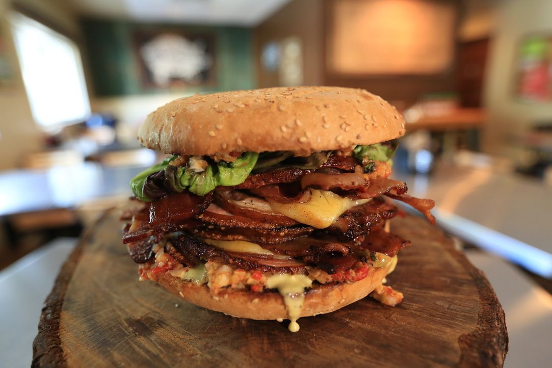 Bekannt für die Creole und Cajun inspirierten Schweinefleischgerichte ist im "City Pork" das "Hog Wild Sandwich" ein absolutes Muss - auch für Josh... - Bildquelle: 2017,Television Food Network, G.P. All Rights Reserved