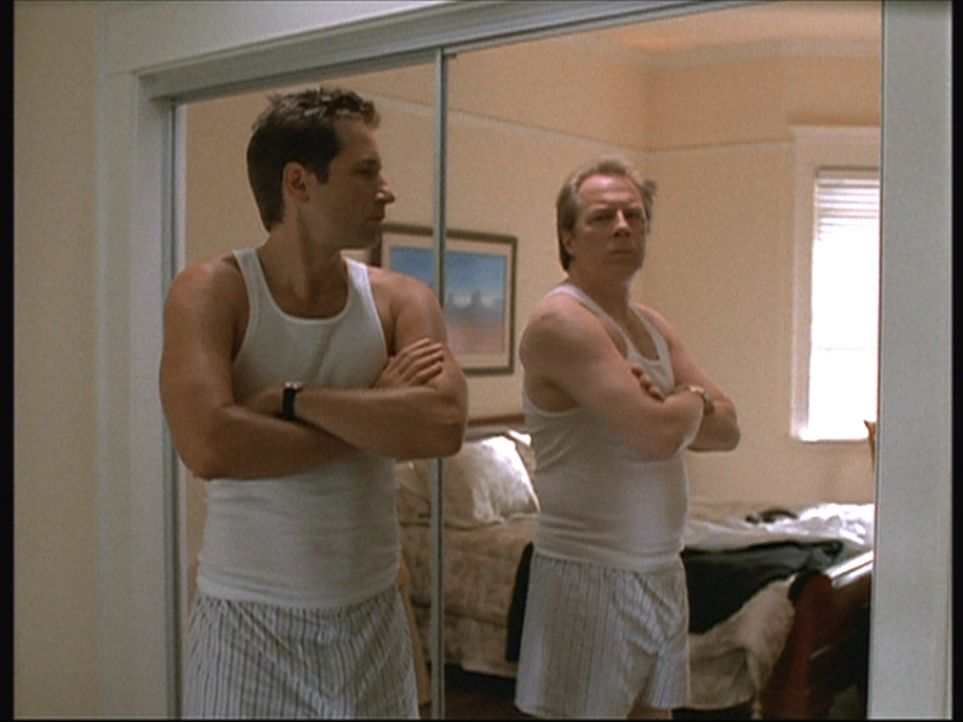 Mulder (David Duchovny, l.) muss anhand seines Spiegelbildes feststellen, dass er die Identität von Morris Fletcher (Michael McKean, r.) angenommen... - Bildquelle: TM +   2000 Twentieth Century Fox Film Corporation. All Rights Reserved.