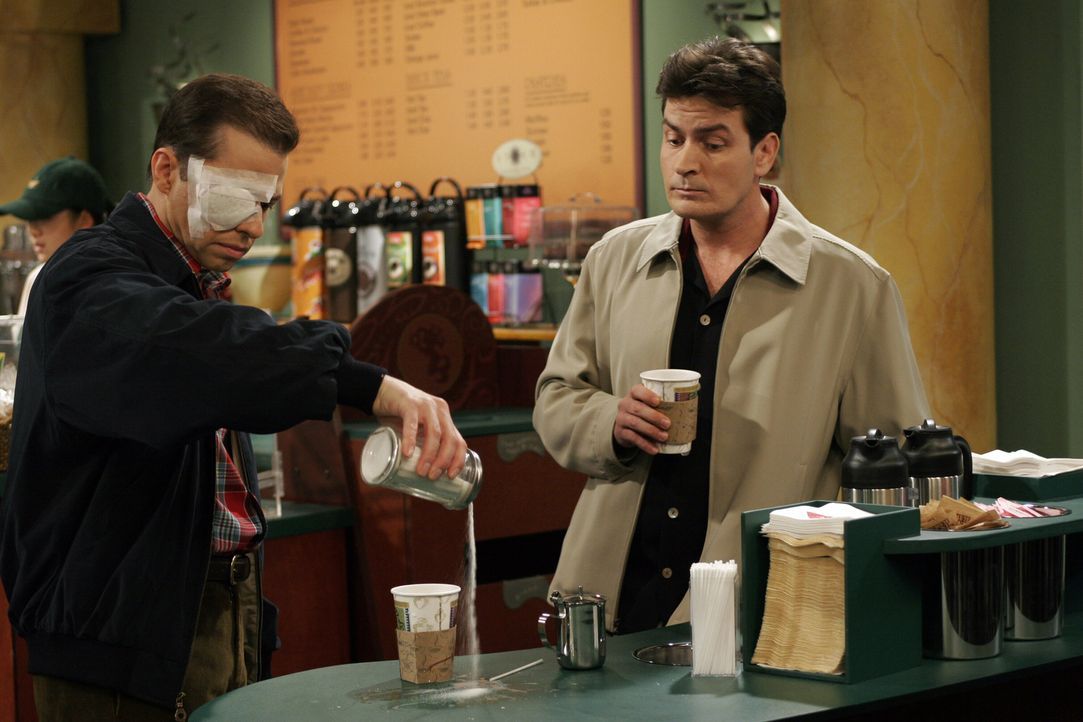 Charlie (Charlie Sheen, r.) beobachtet den einäugigen Alan (Jon Cryer, l.), der so seine Probleme im Coffeshop hat ... - Bildquelle: Warner Bros. Television