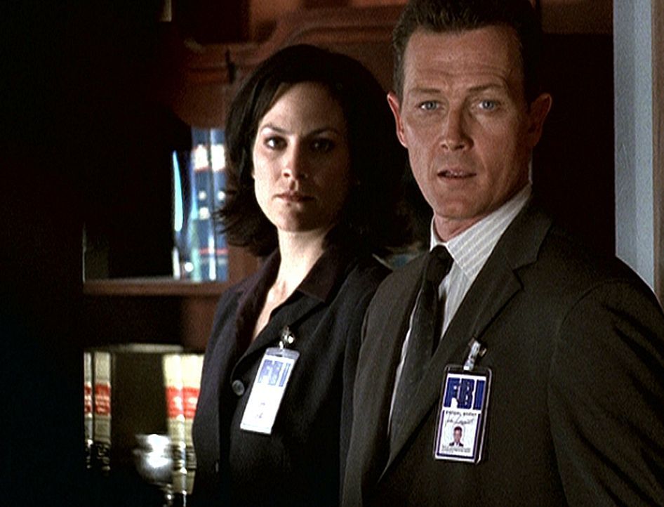 Agentin Monica Reyes (Annabeth Gish, l.) und Doggett (Robert Patrick) schmieden einen Plan, um Scully möglichst schnell weit außerhalb Washingtons i... - Bildquelle: TM +   2000 Twentieth Century Fox Film Corporation. All Rights Reserved.