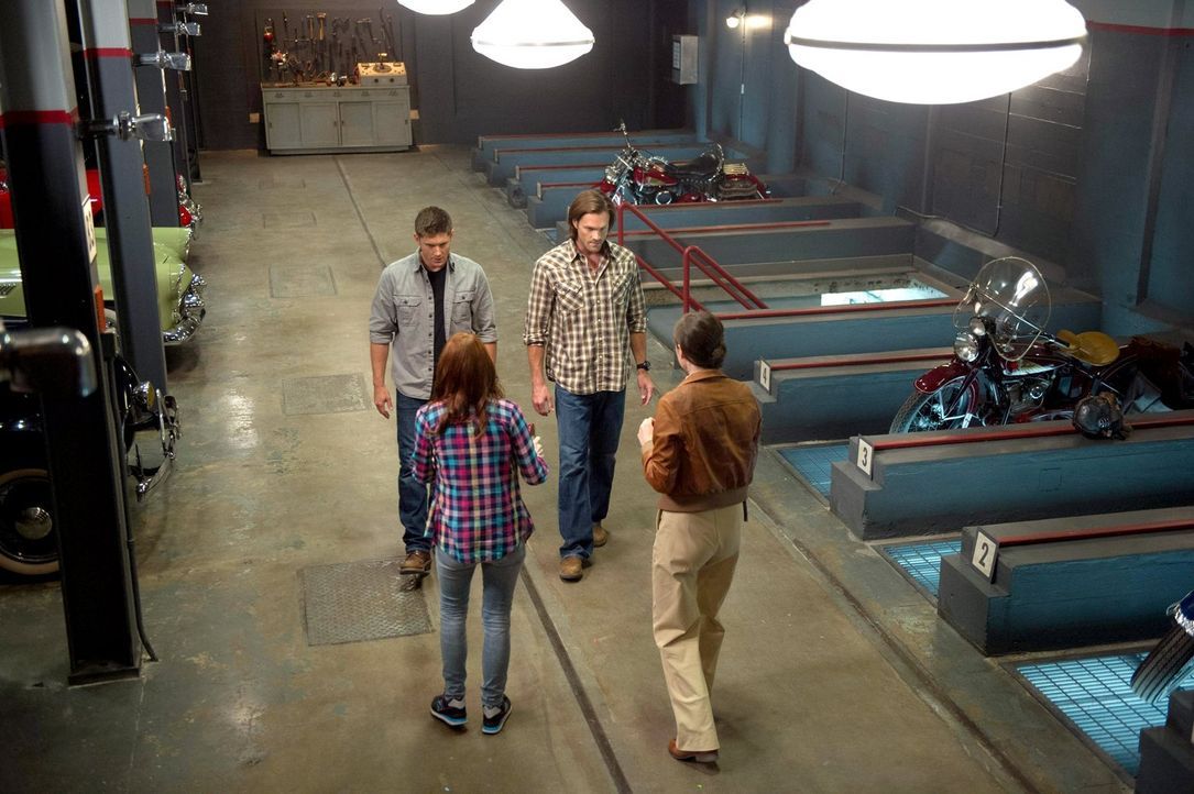 Als Dean (Jensen Ackles, l.) und Sam (Jared Padalecki, 2.v.r.) einen alten Computer entdecken, benötigen sie die Hilfe von Charlie (Felicia Day, 2.v... - Bildquelle: 2013 Warner Brothers