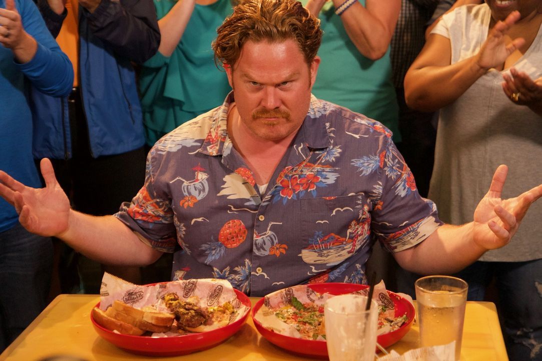 Dieses Mal macht Casey Webb Charleston unsicher, wo er sich im "Big Billy's Burger Joint" einer neuen Challenge stellen muss: der "Belt Buster Chall... - Bildquelle: 2017,The Travel Channel, L.L.C. All Rights Reserved.