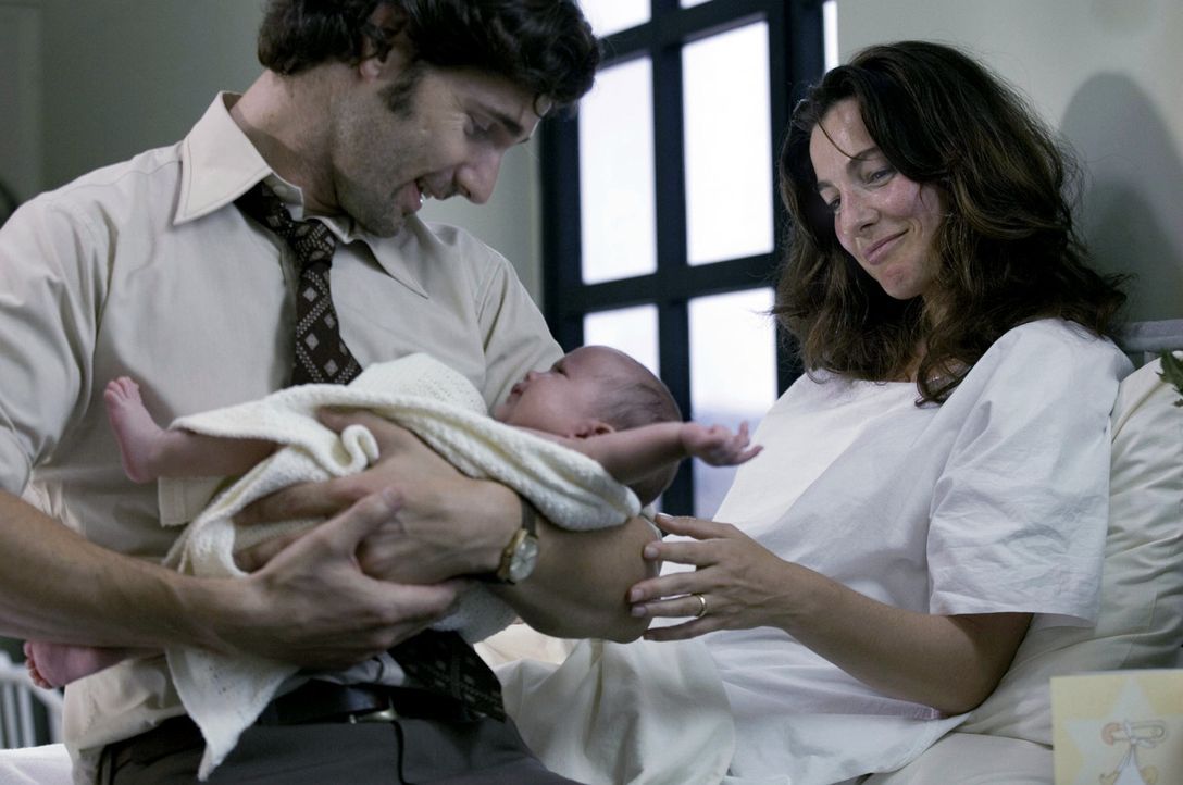 Überglücklich schließt der Geheimdienstoffizier Avner (Eric Bana, l.) sein neugeborenes Kind in die Arme. Doch schon bald soll er seine Frau Daphna... - Bildquelle: 2005 UNIVERSAL STUDIOS and DREAMWORKS LLC.