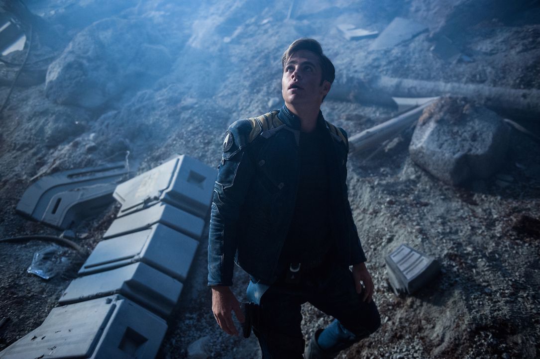 Captain Kirk (Chris Pine) ist für das Wohl seiner gesamten Crew verantwortlich, doch auf seiner neuesten Mission drohen die unendlichen Weiten des W... - Bildquelle: Kimberley French 2016 Paramount Pictures. STAR TREK and related marks and logos are trademarks of CBS Studios Inc.