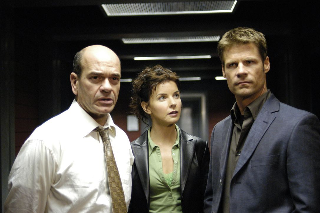 Tom (Joel Gretsch, r.) und Diana (Jacqueline McKenzie, M.) untersuchen den Fall von Trent Appelbaum (Robert Picardo, l.), einem Rückkehrer der in de... - Bildquelle: Viacom Productions Inc.