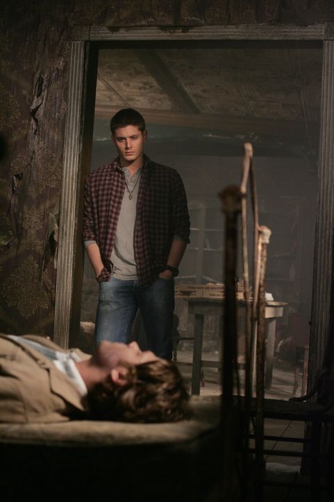 Nach dem Kampf zwischen Jake und Sam (Jared Padalecki, vorne) muss Dean (Jensen Ackles, hinten) für seinen Bruder das ultimative Opfer leisten ... - Bildquelle: Warner Bros. Television