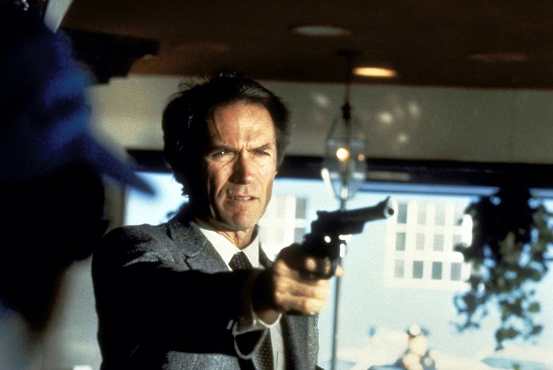 Wieder einmal soll Inspektor Callahan, genannt Dirty Harry (Clint Eastwood), eine mysteriöse Mordserie aufklären ... - Bildquelle: Warner Bros.