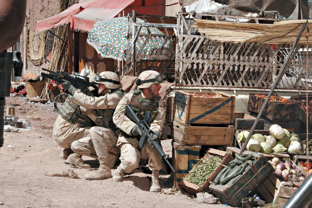 Einige Soldaten sollen vor ihrer Rückkehr nach Amerika einem Arzt Geleitschutz geben. Eigentlich eine harmlose Aufgabe, doch der Fahrzeugkonvoi ger... - Bildquelle: Nu Image