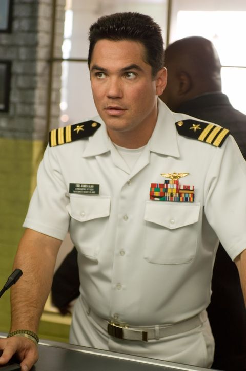 Commander James Slan (Dean Cain) lässt nichts unversucht, um eine Notlandung des Flugzeugs zu verhindern. Denn dann würde offensichtlich, dass das U... - Bildquelle: Columbia Broadcasting System