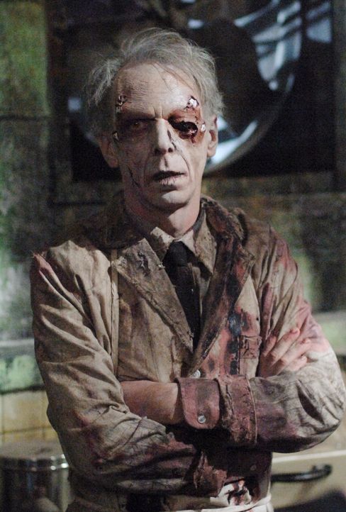 Sam und Dean machen in einem ehemaligen Sanatorium Bekanntschaft mit Dr. Ellicott (Norman Armour) ... - Bildquelle: Warner Bros. Television