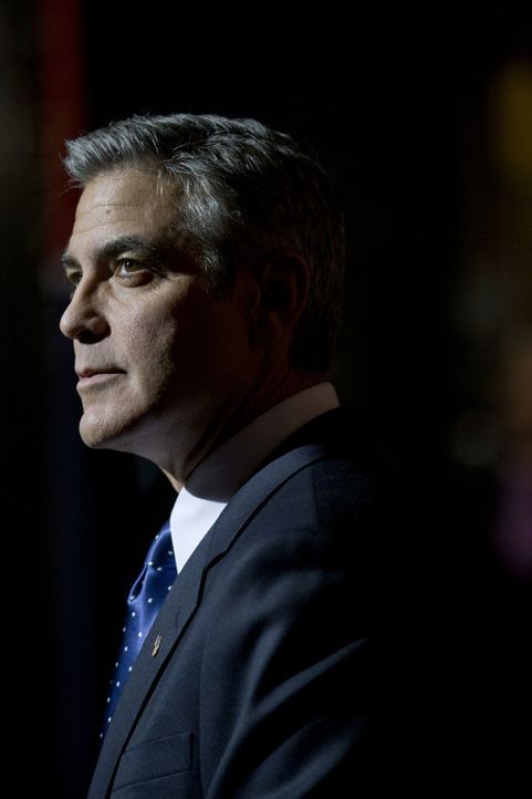 Niemand ahnt, dass der demokratische Präsidentschaftskandidat und Gouverneur Mike Morris (George Clooney), der seit elf Jahren eine Vorzeigeehe mit... - Bildquelle: Saeed Adyani 2011 IDES FILM HOLDINGS, LLC. ALL RIGHTS RESERVED.