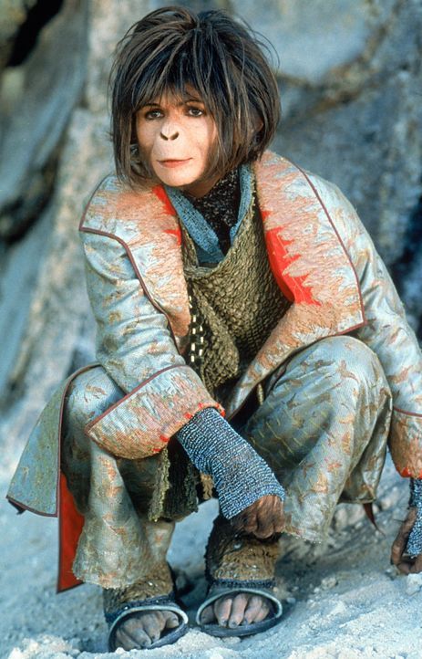 Die hübschen Schimpansin Ari (Helena Bonham Carter) setzt sich auf dem Planet der Affen für die Rechte der Menschen ein, was dem skrupellosen Genera... - Bildquelle: 2003 Twentieth Century Fox Film Corporation. All rights reserved.