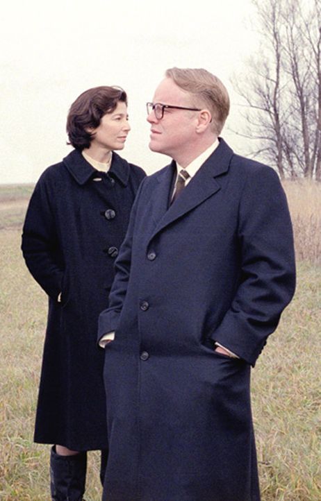 Mit seiner Kindheits-Freundin Nelle Harper Lee (Catherine Keener, l.) begibt sich Truman Capote (Philip Seymour Hoffman, r.) auf die Jagd nach einer... - Bildquelle: 2005 United Artists Films Inc. and Columbia Pictures Industries, Inc. All Rights Reserved.