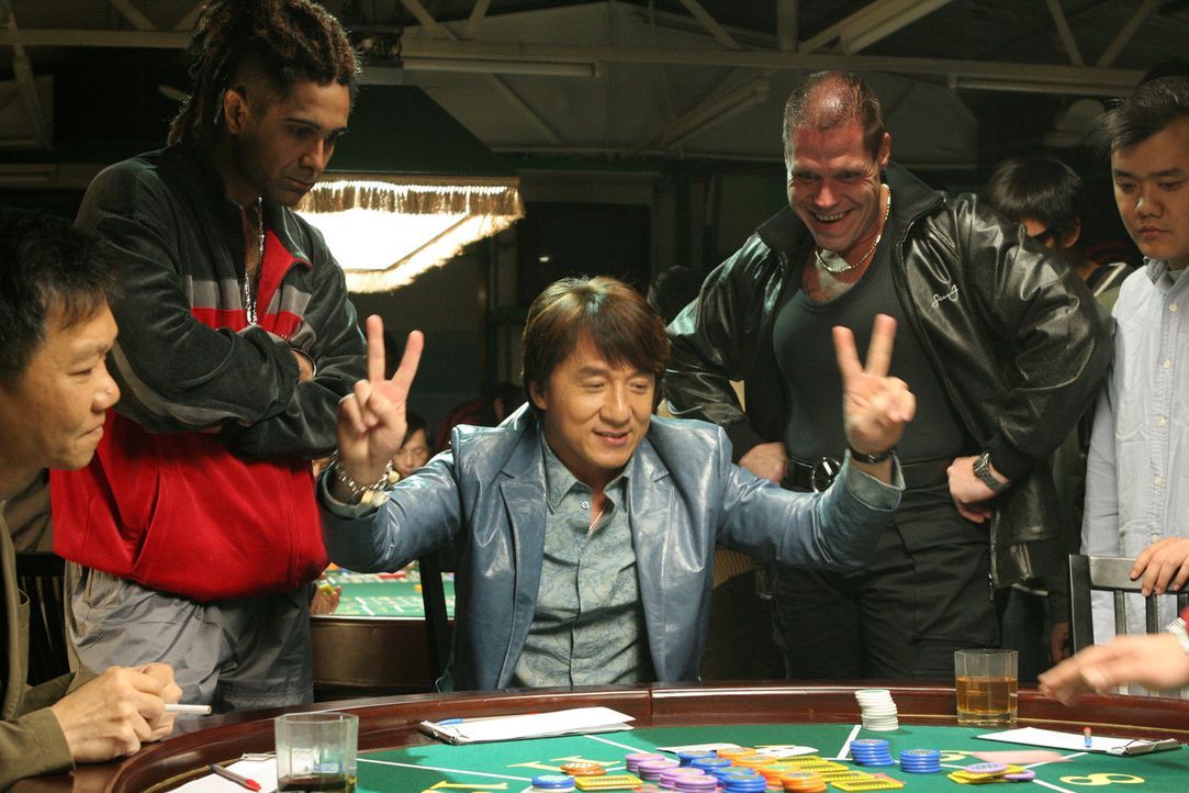 Da der Einbrecher Thongs (Jackie Chan, M.) seine Beute-Einkünfte regelmäßig beim Glücksspiel verprasst und sein Kompagnon Octopus seine Moneten für...