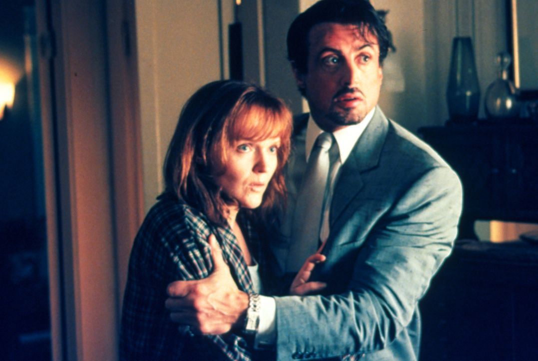 Richies Witwe wurde überfallen. Jack Carter (Sylvester Stallone, r.) tröstet seine Schwägerin Gloria (Miranda Richardson, l.) in dem Wissen, dass er... - Bildquelle: Warner Bros.