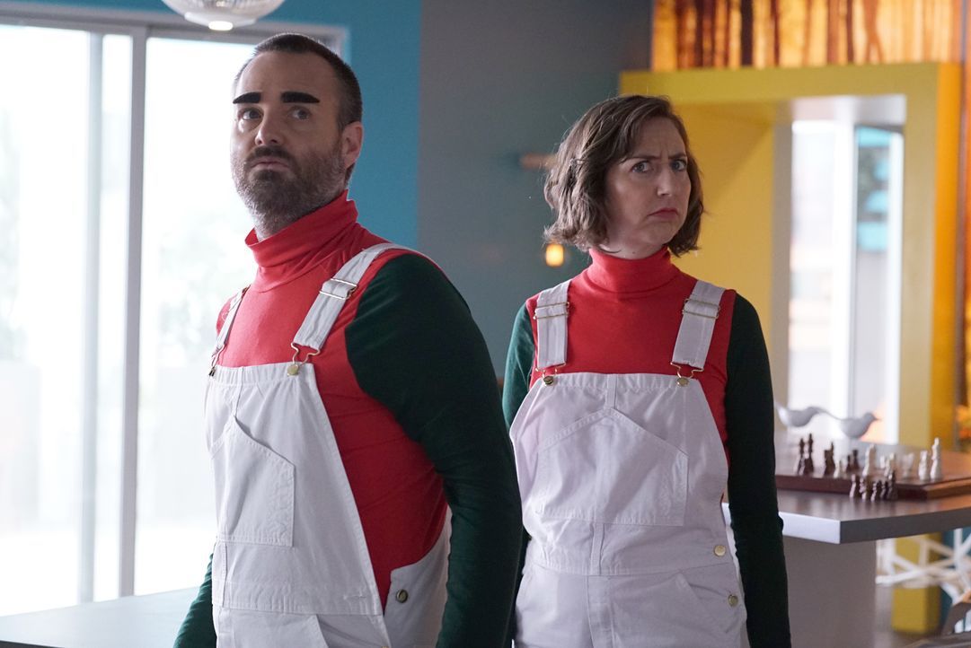 Lässt sich Tandy (Will Forte, l.) wirklich von Carol (Kristen Schaal, r.) einspannen, als es darum geht, das bestmögliche Familienfoto zu machen? - Bildquelle: Kevin Estrada 2016 Fox and its related entities. All rights reserved.