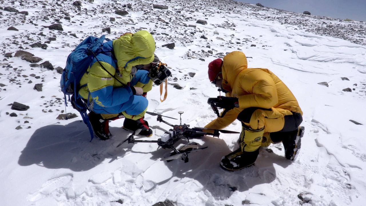 Am Gipfel der Gipfel, dem Mount Everest, will der Österreicher Lukas Furtenbach per Drohne bisher unvorstellbare Luftaufnahmen machen. Wird sein zwö... - Bildquelle: ProSieben MAXX