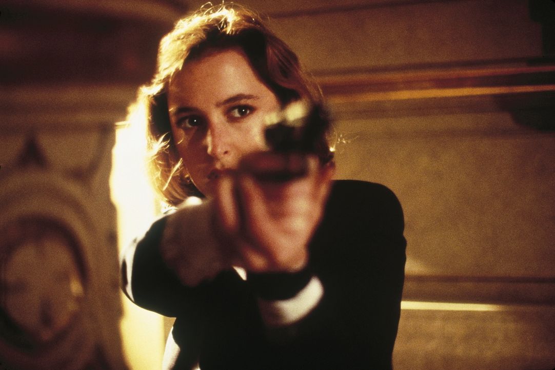 Die Ermittlungen führen Scully (Gillian Anderson) und Mulder zu einem zwielichtigen Arzt, der im Gefängniskrankenhaus illegale Experimente mit Gefan... - Bildquelle: TM +   Twentieth Century Fox Film Corporation. All Rights Reserved.