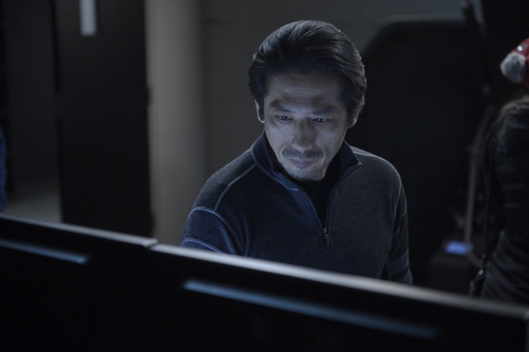 Wird Hataka (Hiroyuki Sanada) dem Major die Informationen geben, die dieser so dringend haben will? - Bildquelle: 2014 Sony Pictures Television Inc. All Rights Reserved.