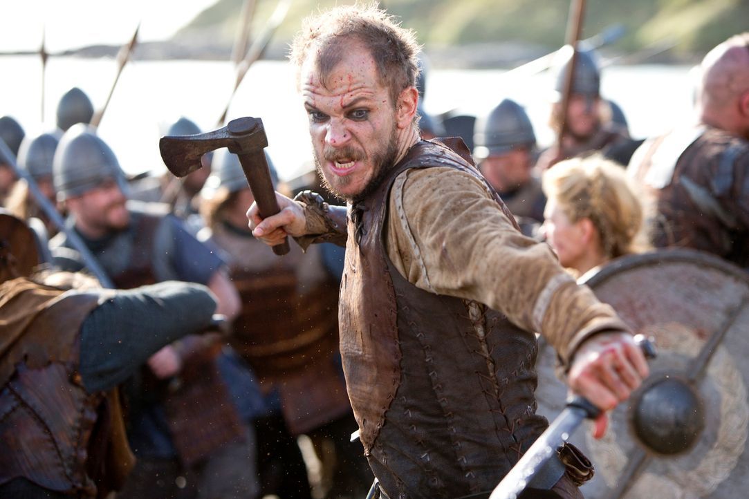 Crazy Floki (Gustaf Skarsgård): Der Bootsbauer stürzt sich immer wieder gerne in das Gemetzel ... - Bildquelle: 2013 TM TELEVISION PRODUCTIONS LIMITED/T5 VIKINGS PRODUCTIONS INC. ALL RIGHTS RESERVED.