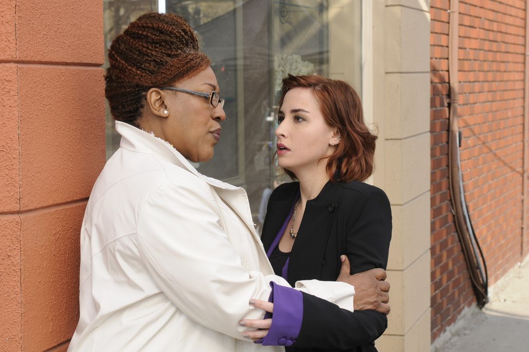 Mrs. Frederic (CCH Pounder, l.); Claudia Donovan (Allison Scagliotti, r.) - Bildquelle: Steve Wilkie 2012 Universal Network Television LLC. ALL RIGHTS RESERVED. / Steve Wilkie