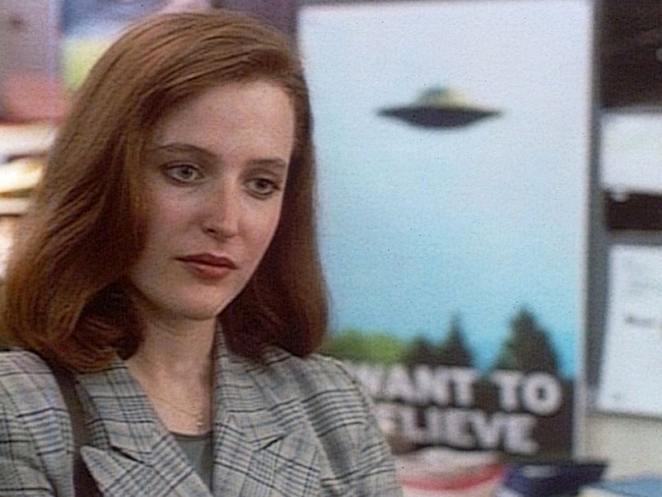 Die FBI-Agentin Dana Scully (Gillian Anderson) glaubt als Wissenschaftlerin nicht an die Existenz von UFOs. - Bildquelle: TM +   Twentieth Century Fox Film Corporation. All Rights Reserved.