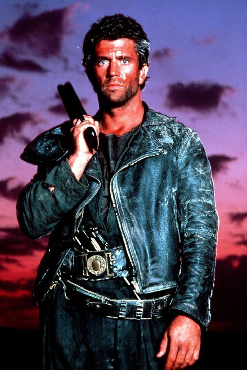 Als Mad Max (Mel Gibson) bei einem Überfall um sein letztes Hab und Gut gebracht wird, führt ihn die Suche nach seinen Habseligkeiten in die festung... - Bildquelle: Warner Bros.