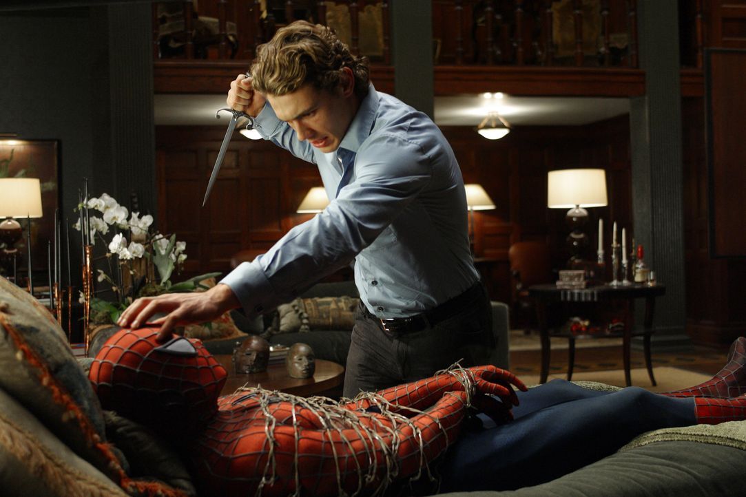 Harry Osborn (James Franco, r.) will Spider-Man (Tobey Maguire, l.) als Rache für den Tod seines Vaters umbringen, ihm aber vorher die Maske abnehme... - Bildquelle: Sony Pictures Television International. All Rights Reserved.