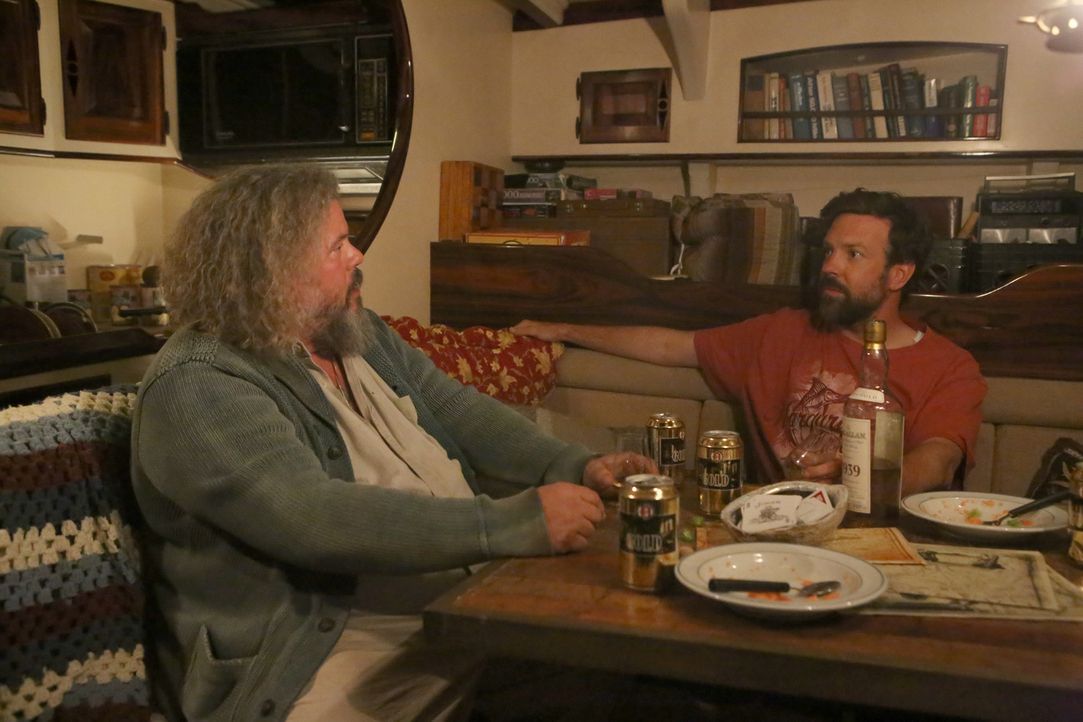 Mike (Jason Sudeikis, r.) ist mehr als begeistert, als er auf Pat (Mark Boone Junior, l.) trifft, denn endlich kann er wieder mit einem Menschen red... - Bildquelle: 2015-2016 Fox and its related entities.  All rights reserved.