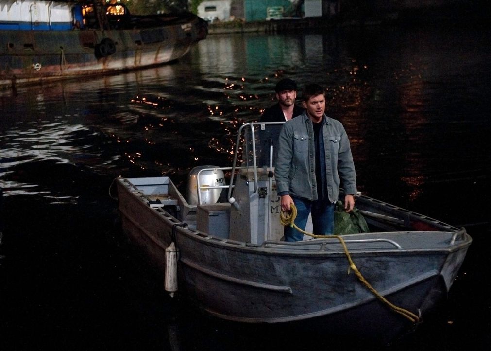 Als Dean (Jensen Ackles, r.) seinen Vampir-Freund Benny (Ty Olsson, l.) bei dessen Rachefeldzug begleitet, bringen sich beide in große Lebensgefahr... - Bildquelle: Warner Bros. Television