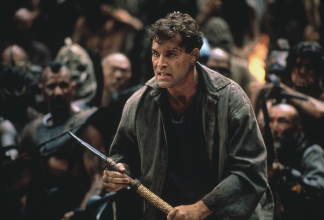 Robbins (Ray Liotta) in einem archaischen Duell ... - Bildquelle: Columbia Tristar International Television