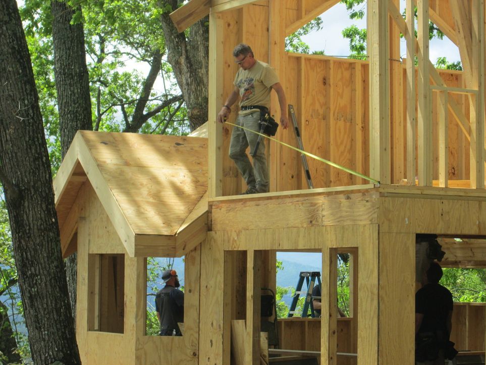 Für die harten Baumhaus-Jungs ist kein Baum zu hoch und kein Holz zu schwer. Dieses Mal versuchen sie, den individuellen Traum von Caroline und Mich... - Bildquelle: 2016,DIY Network/Scripps Networks, LLC. All Rights Reserved.