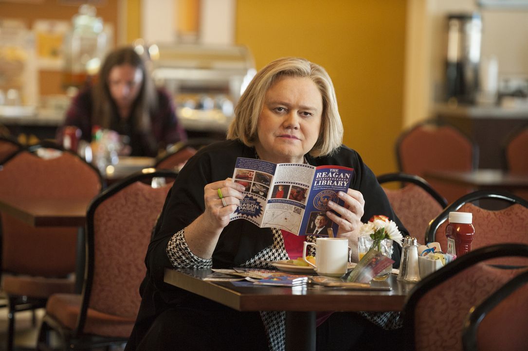 Muss sich mit dem Unmut ihres Sohnes, über eine von Ronald Reagans Entscheidung, auseinandersetzen: Christine (Louie Anderson) ... - Bildquelle: 2017 Fox and its related entities.  All rights reserved.
