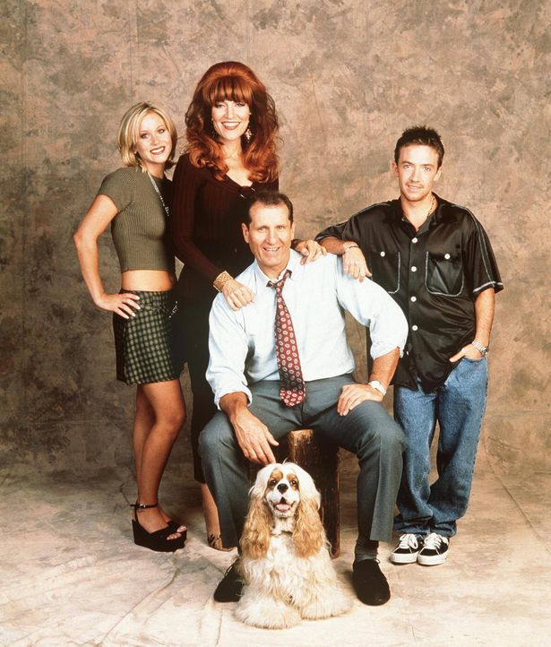 (11. Staffel) - Al Bundy (Ed O'Neil, sitzend M.) im Kreise seiner Familie: Kelly (Christina Applegate, l.), Peggy (Katey Sagal, M.) und Bud (David F... - Bildquelle: Sony Pictures Television International. All Rights Reserved.