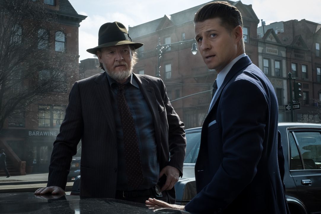 Harvey Bullock (Donal Logue, l.); James Gordon (Ben McKenzie, r.) - Bildquelle: 2017 Warner Bros.