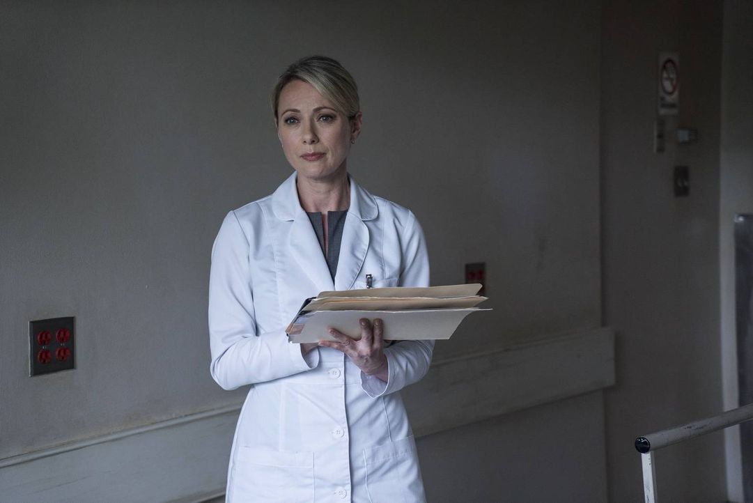 Dr. Matthews (Claire Rankin) will, Damien nach seinem Selbstmordversuch helfen, nicht ahnend, welch dunkle und gefährliche Wolke ihn umgibt und wie... - Bildquelle: 2016 A&E Television Network, LLC. All rights reserved.