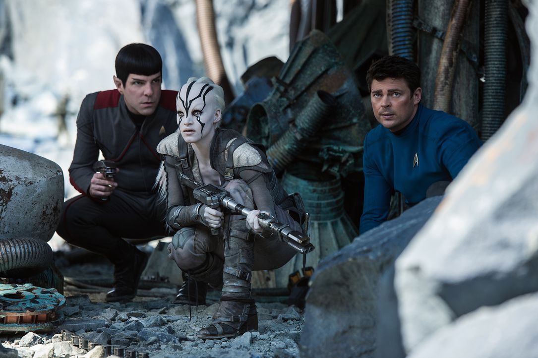 Noch ahnen Spock (Zachary Quinto, l.), Jaylah (Sofia Boutella, M.) und Doc Bones (Karl Urban, r.) nicht, gegen wen sie nach dem Absturz der Enterpri... - Bildquelle: Kimberley French 2016 Paramount Pictures. STAR TREK and related marks and logos are trademarks of CBS Studios Inc.