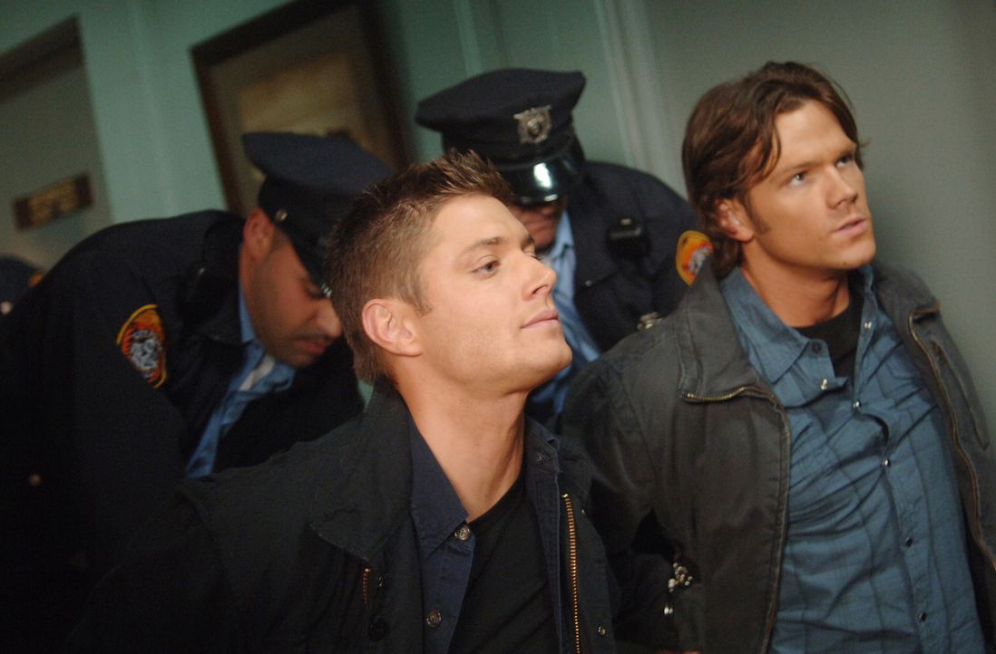 Ein neuer mysteriöser Fall bringt Sam (Jared Padalecki, r.) und Dean (Jensen Ackles, l.) hinter die Gitter der staatlichen Strafanstalt ... - Bildquelle: Warner Bros. Television