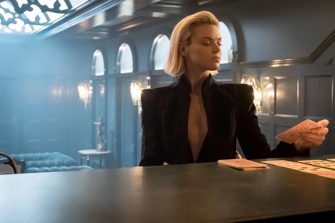 Als ein Mord mit dem sonderbaren Messer in Verbindung gebracht wird, für das auch Barbara (Erin Richards) geboten hatte, gerät sie ins Visier der Po... - Bildquelle: 2017 Warner Bros.