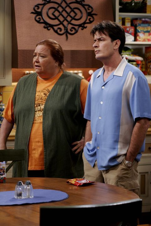 Versuchen Alan zu verstehen: Charlie (Charlie Sheen, r.) und Berta (Conchata Ferrell, l.) ... - Bildquelle: Warner Brothers Entertainment Inc.