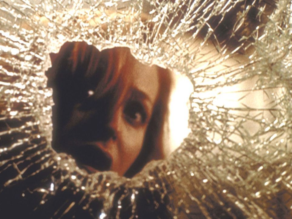 Scully (Gillian Anderson) flüchtet vor dem unheimlichen Mörder in eine Telefonzelle ... - Bildquelle: TM +   2000 Twentieth Century Fox Film Corporation. All Rights Reserved.